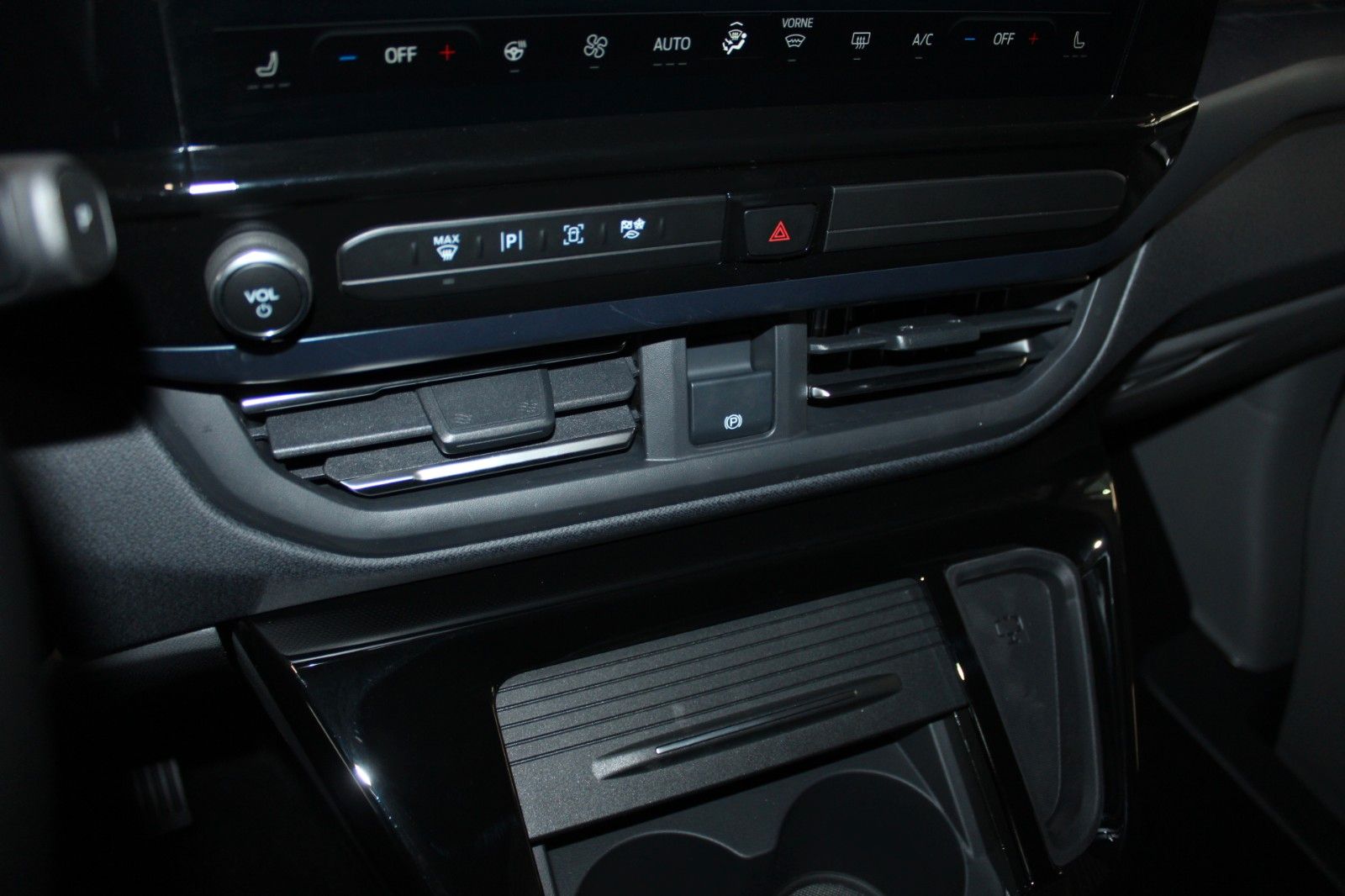 Fahrzeugabbildung Ford Tourneo Custom PHEV ACTIVE 8-Sitzer B&O NAVI LED