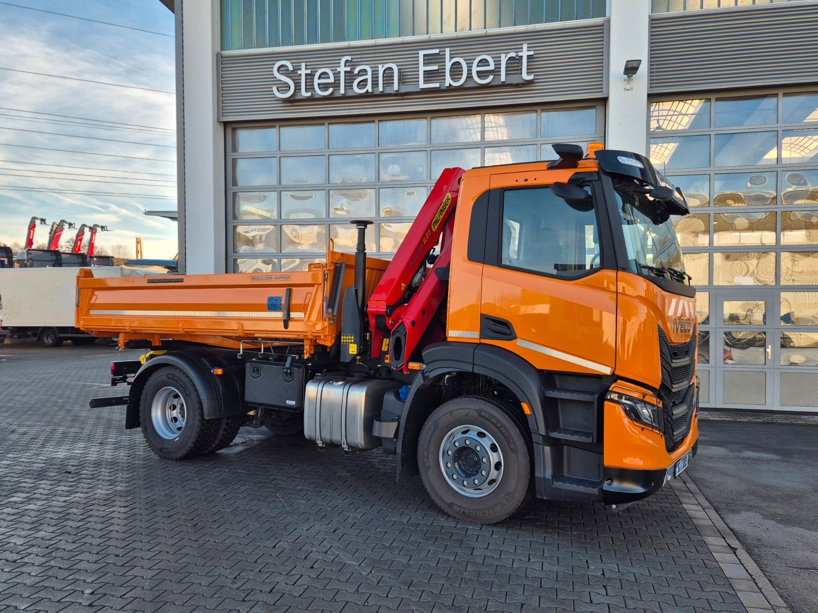 Fahrzeugabbildung Iveco X-Way  AD200X40/P 4x2 Palfinger PK 12.501 Funk