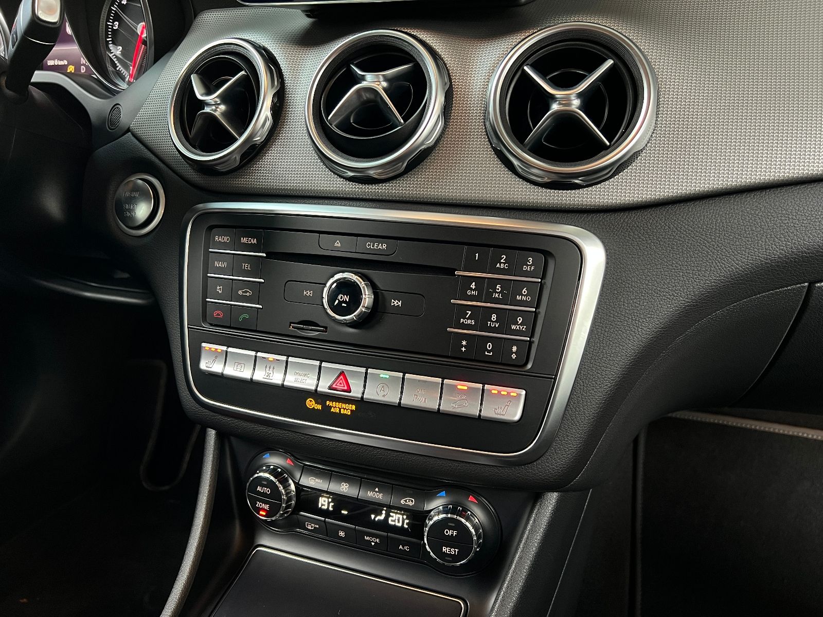 Fahrzeugabbildung Mercedes-Benz GLA 250 4Matic NIGHT H&K StHZ LED DISTRONIC