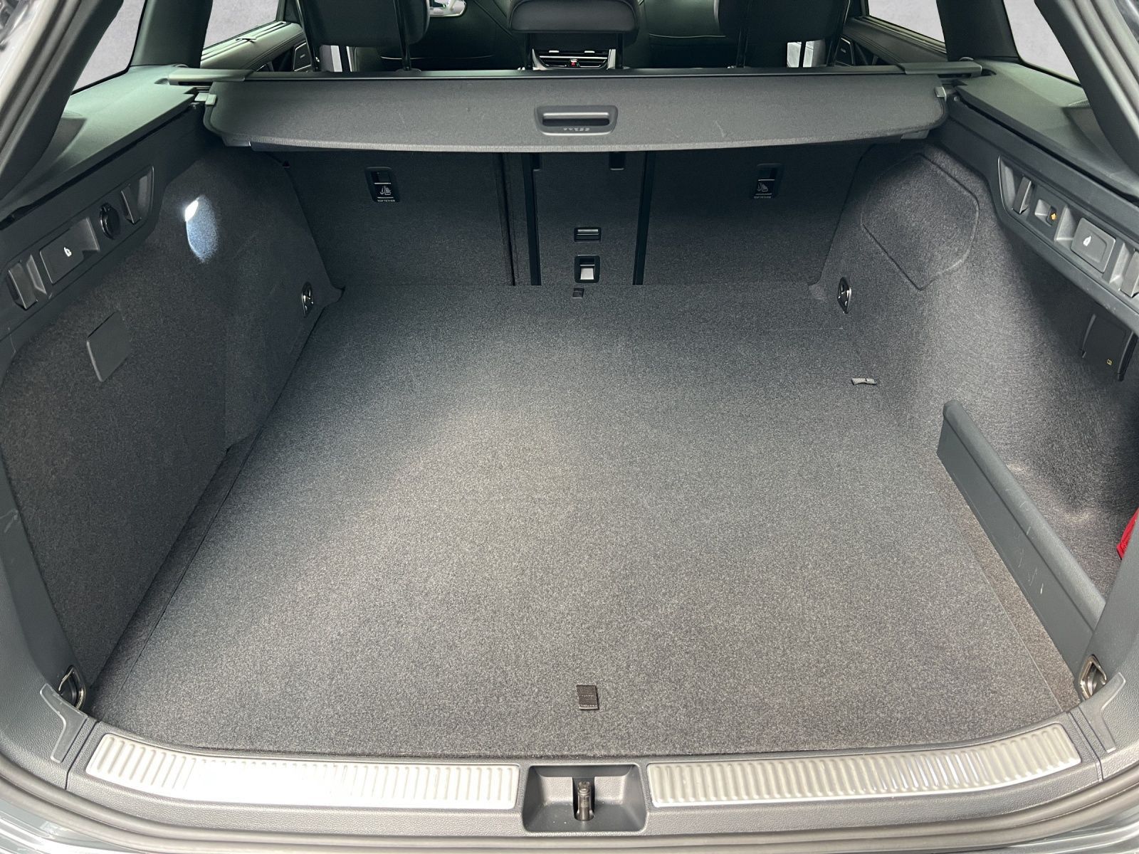 Passat Variant R-Line 1.5 TSI eHybrid AHK*Pano
