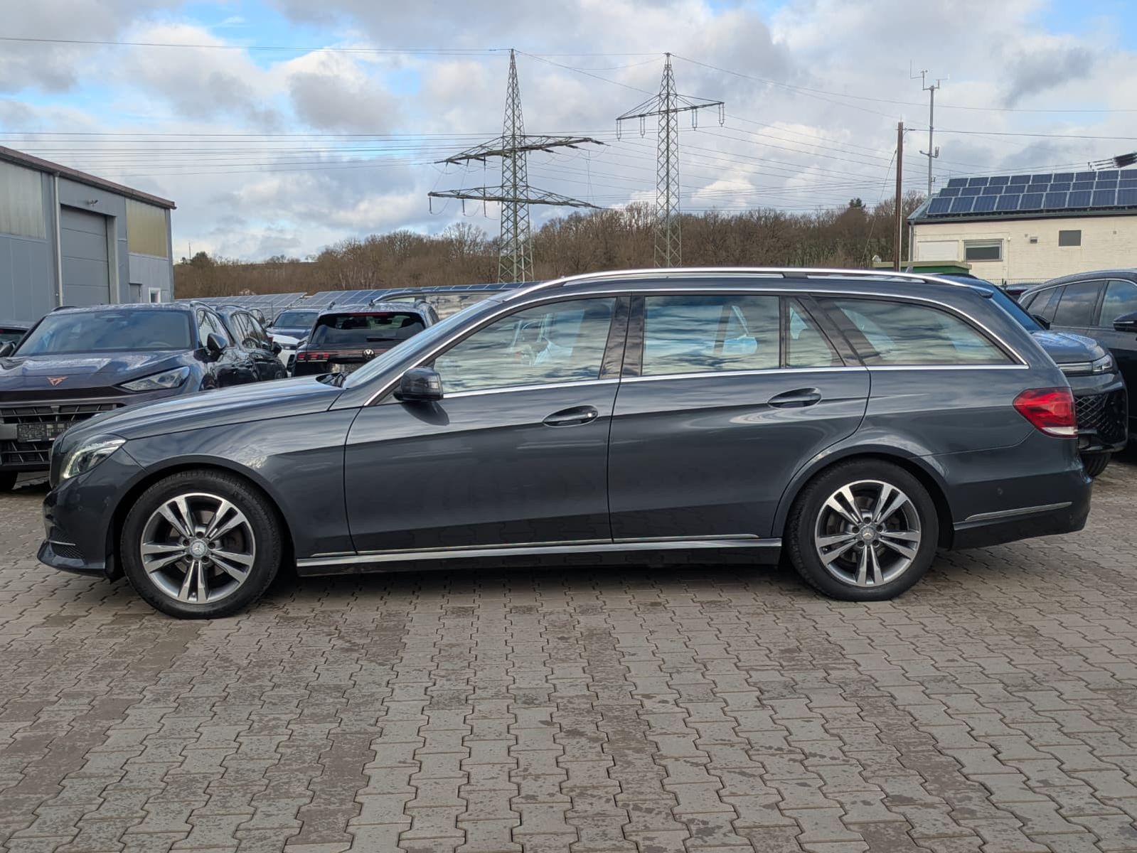 Fahrzeugabbildung Mercedes-Benz E 220 Avantgarde LED*AHK*KAMERA*TEMP*NAVI*SHZ