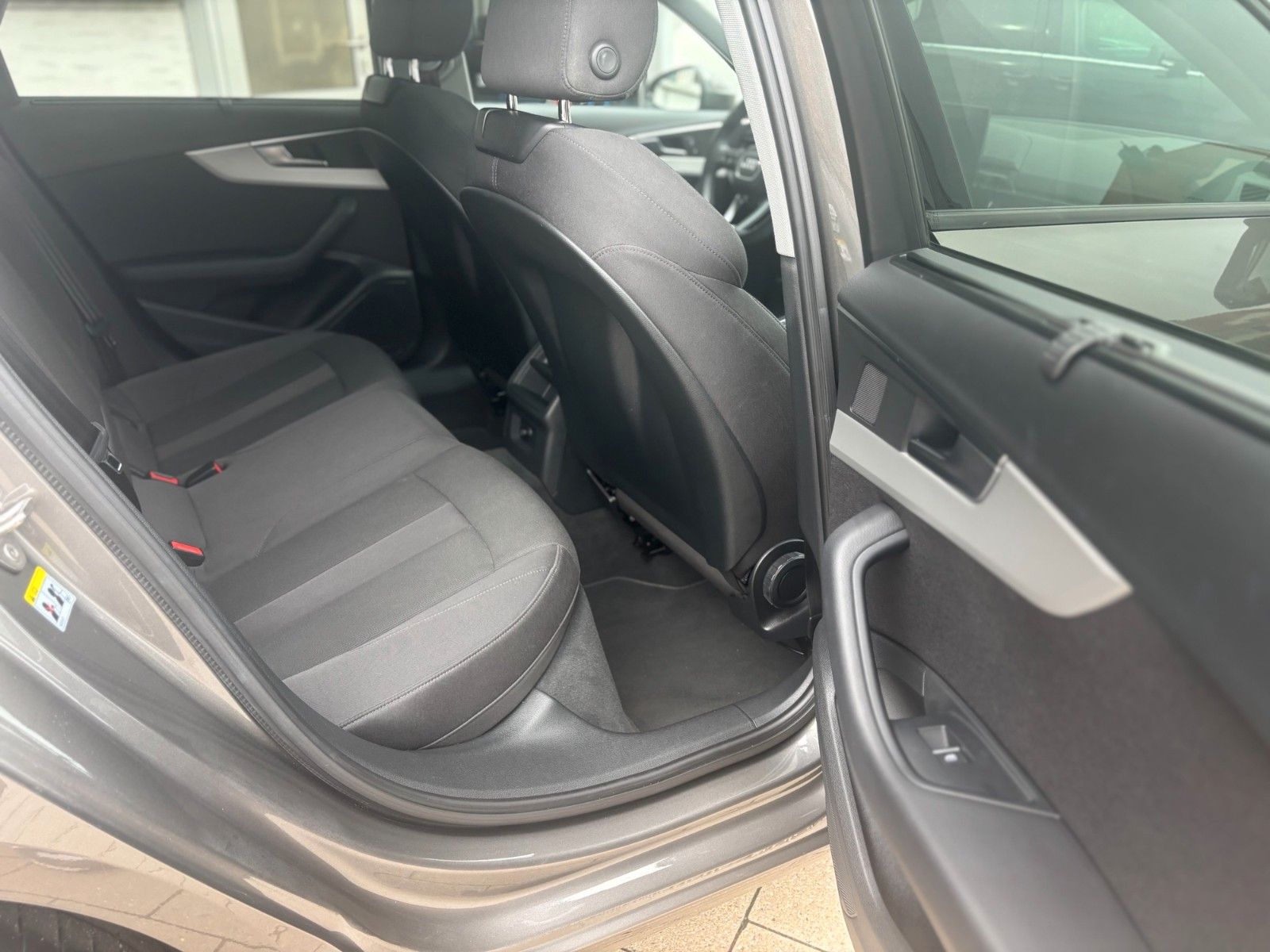 Fahrzeugabbildung Audi A4 Avant 40 TFSI quattro basis