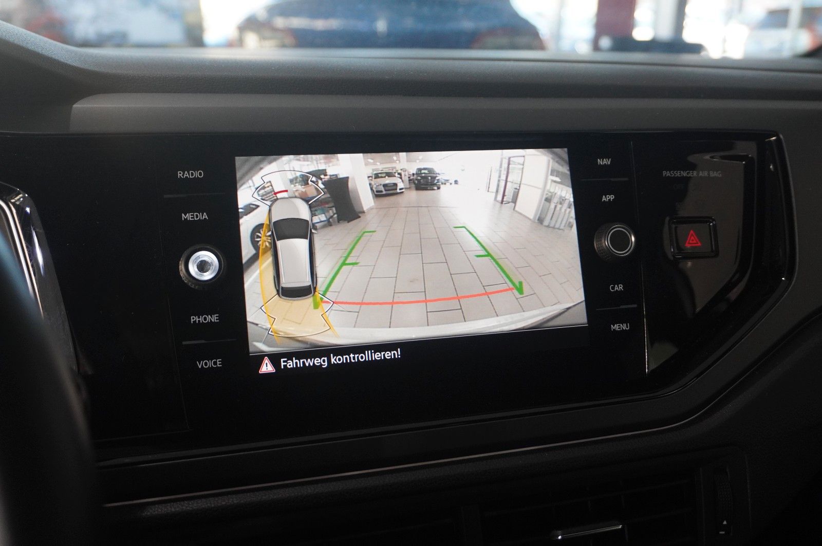 Fahrzeugabbildung Volkswagen Taigo 1.0 TSI R-LINE DSG NAVI/LED/KAMERA/SH/DAB+