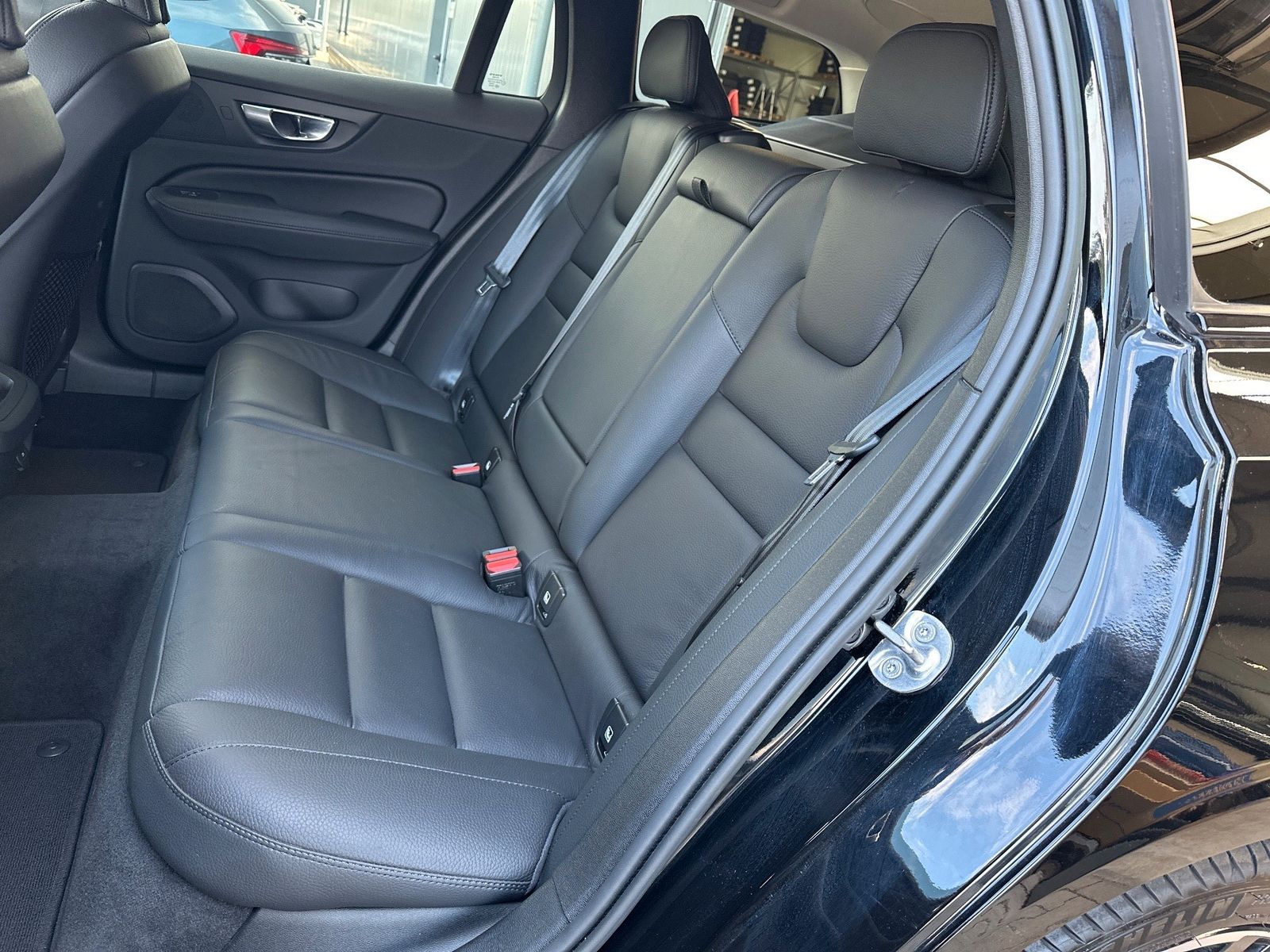 Fahrzeugabbildung Volvo V60 B4 D Plus Dark NAV+LED+AHK+ACC+360GRAD+SHZ