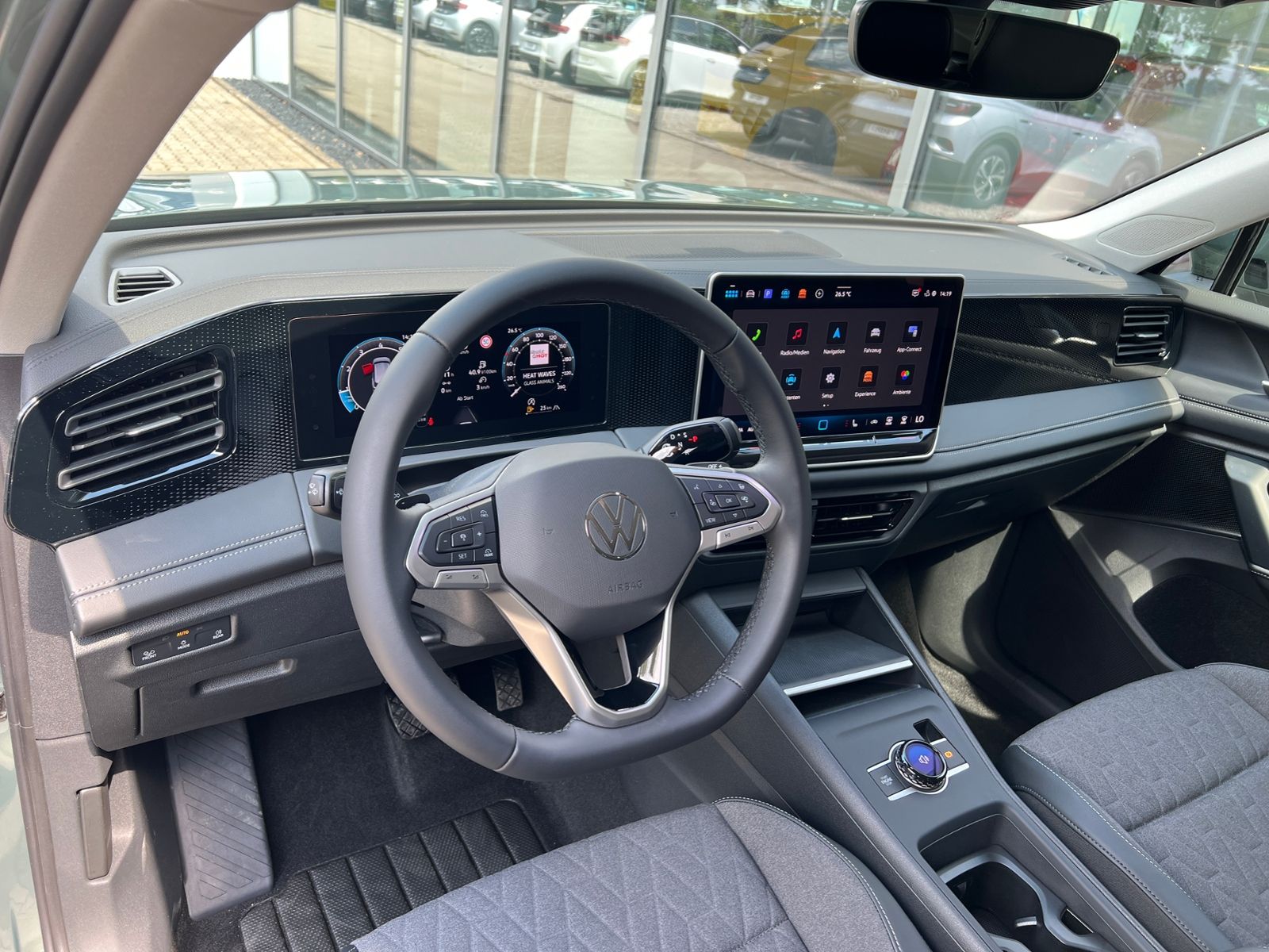 Fahrzeugabbildung Volkswagen Tiguan LIFE 1.5 eTSI DSG *AHK, LED Plus, Kamera,