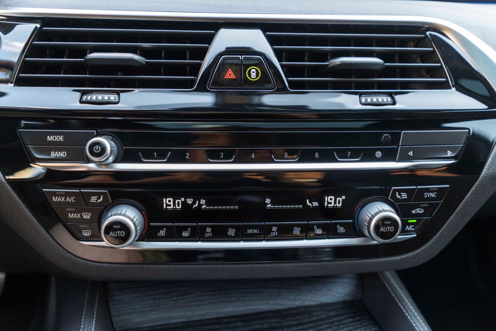 Fahrzeugabbildung BMW M550IX Massage Harman 360° Head UP LED NAV PDC