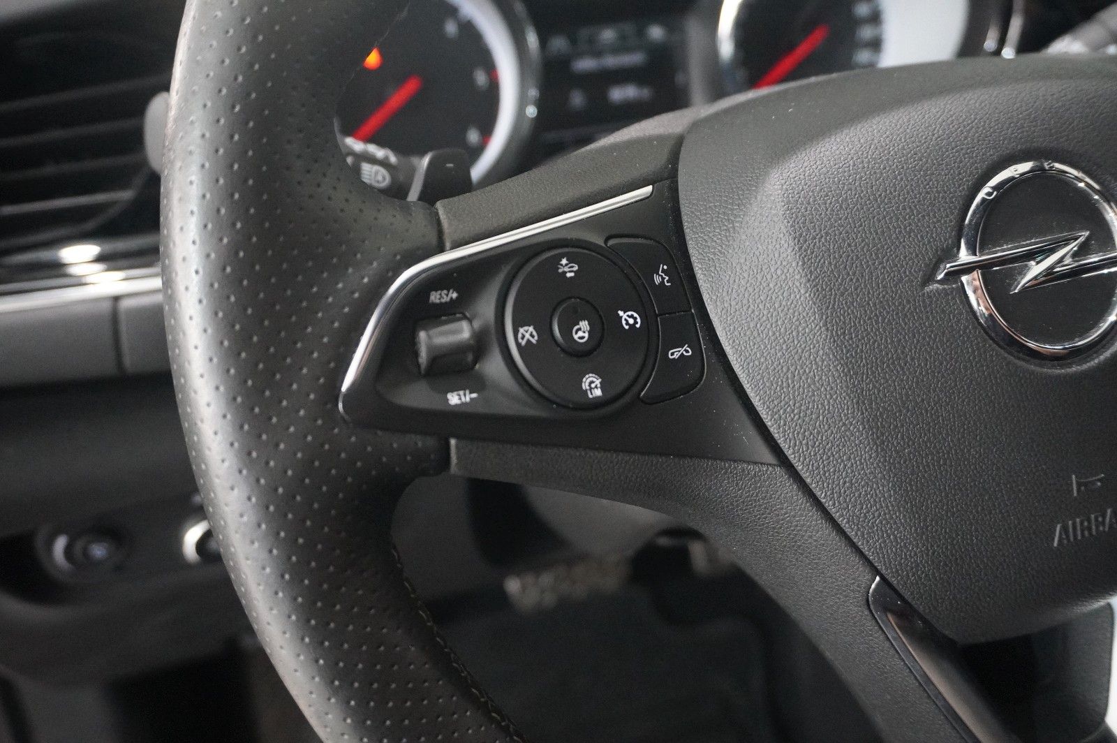 Fahrzeugabbildung Opel Insignia B ST 1.6D INNOV. NAVI/LED/KAMERA/SH/AHK