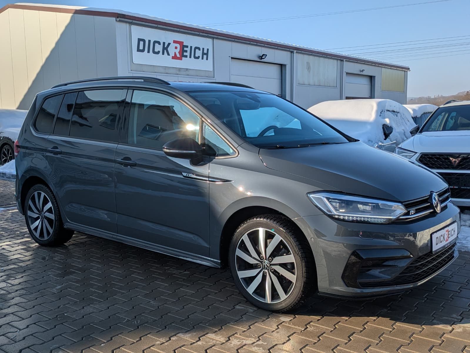 Fahrzeugabbildung Volkswagen Touran 2.0 DSG R-Line High BLACK Pano 7Si IQ AHK