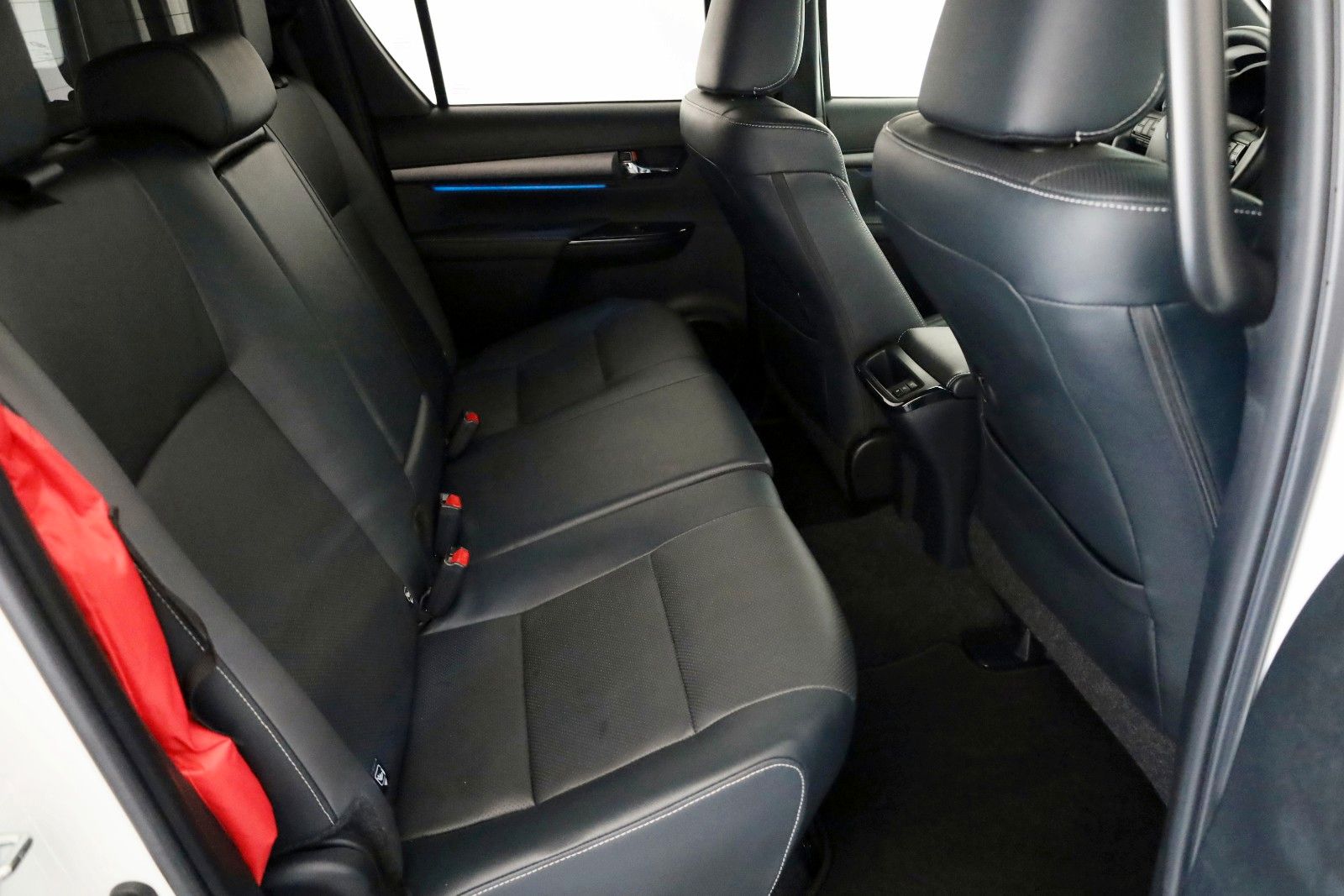 Fahrzeugabbildung Toyota Hilux 2.8 D-4D Invincible, CarPlay, HardTop, AHK