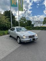 Mercedes-Benz NEU TÜV/2.Hand/Standh/sitzh/Xenon/scheibedach/ - Mercedes-Benz E 320 in Stuttgart