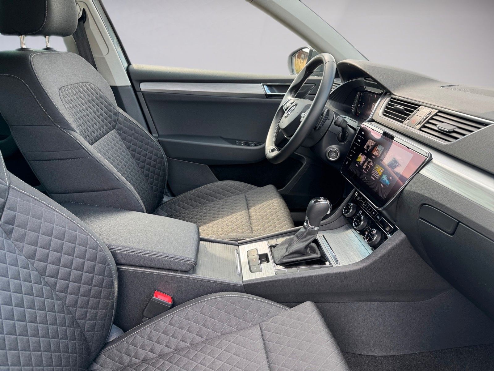 Fahrzeugabbildung SKODA Superb Combi Ambition