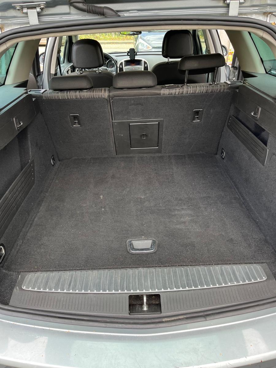 Opel Astra 2011 — photo 10