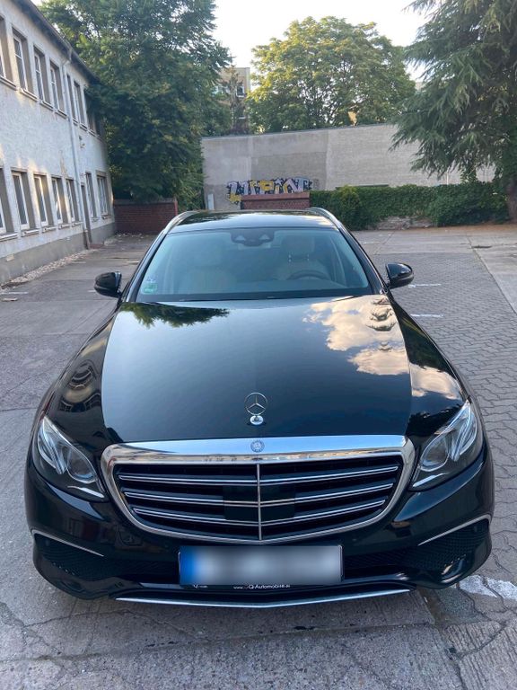 Image of Mercedes-Benz E 220
