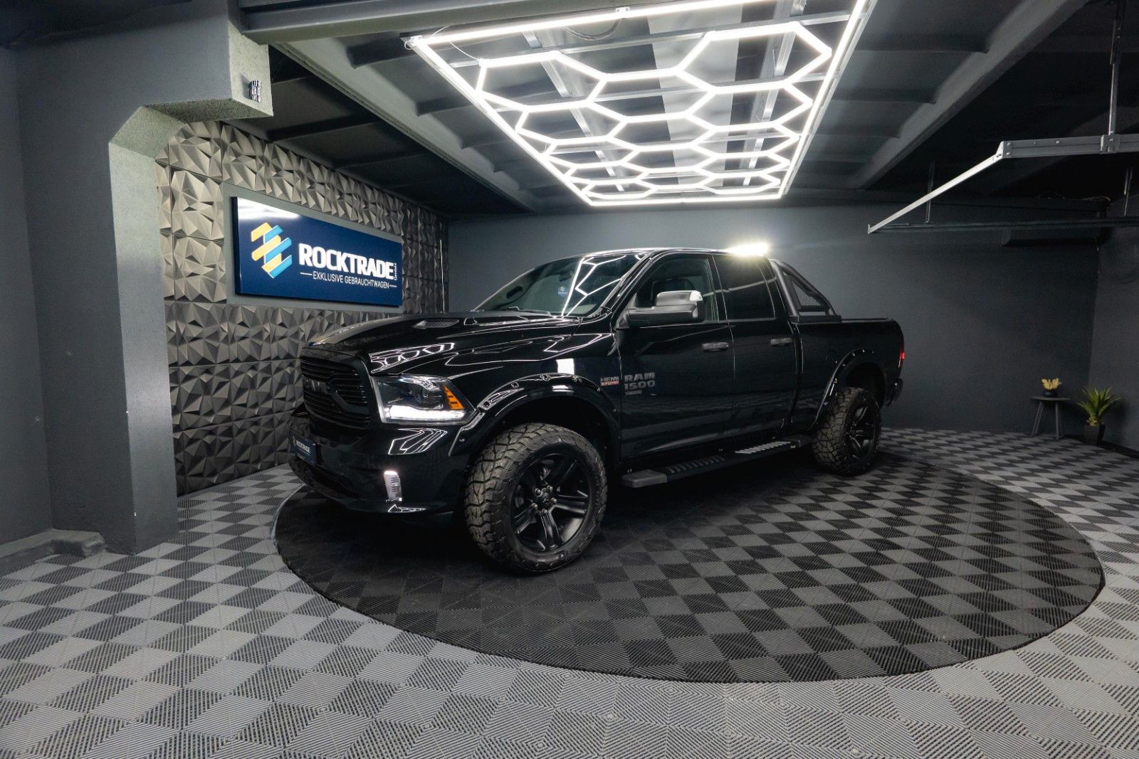 Fahrzeugabbildung Dodge RAM 5.7 V8 HEMI 4x4 OFFROAD Night-Paket LONG 19%