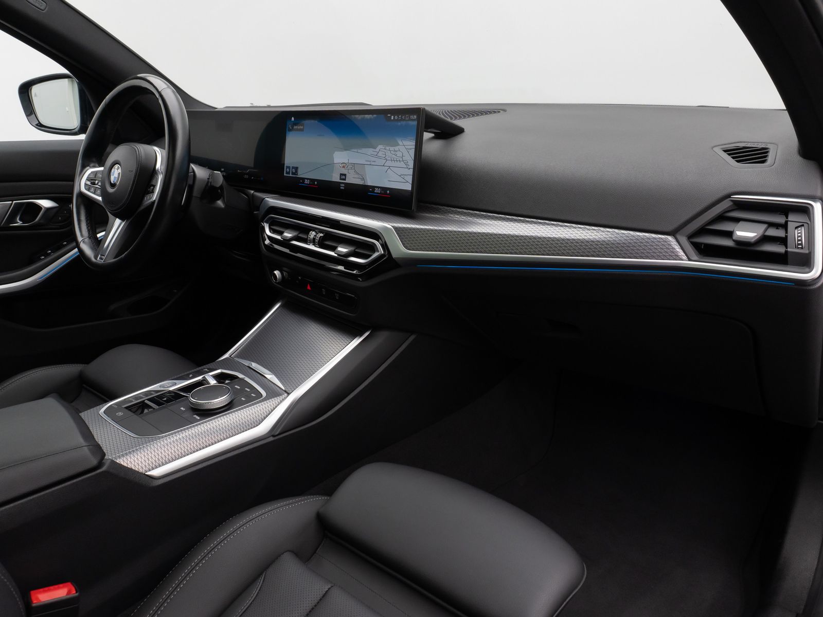 Fahrzeugabbildung BMW 318d M Sport Panorama Kamera HUD DAB HiFi AHK