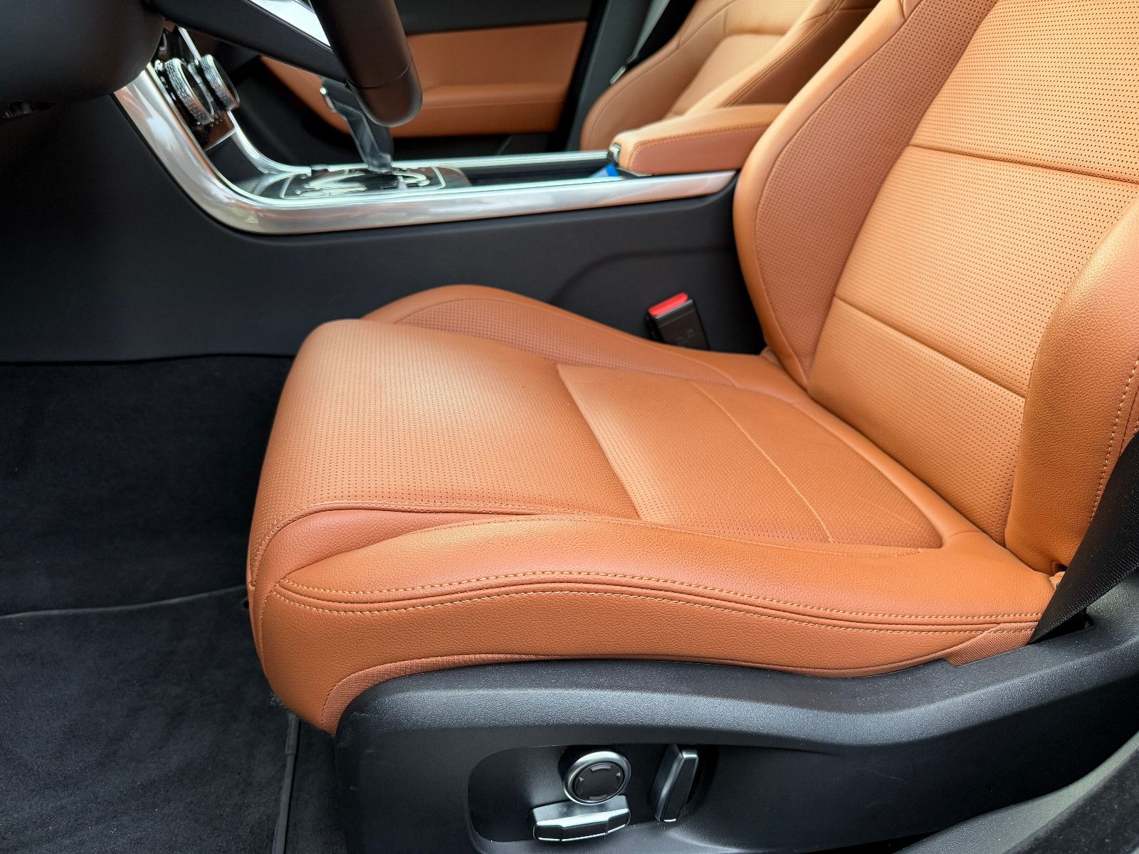 Fahrzeugabbildung Jaguar XE R-Dynamic Black/360°/NAVI/APPLE/SOUND/SHZ