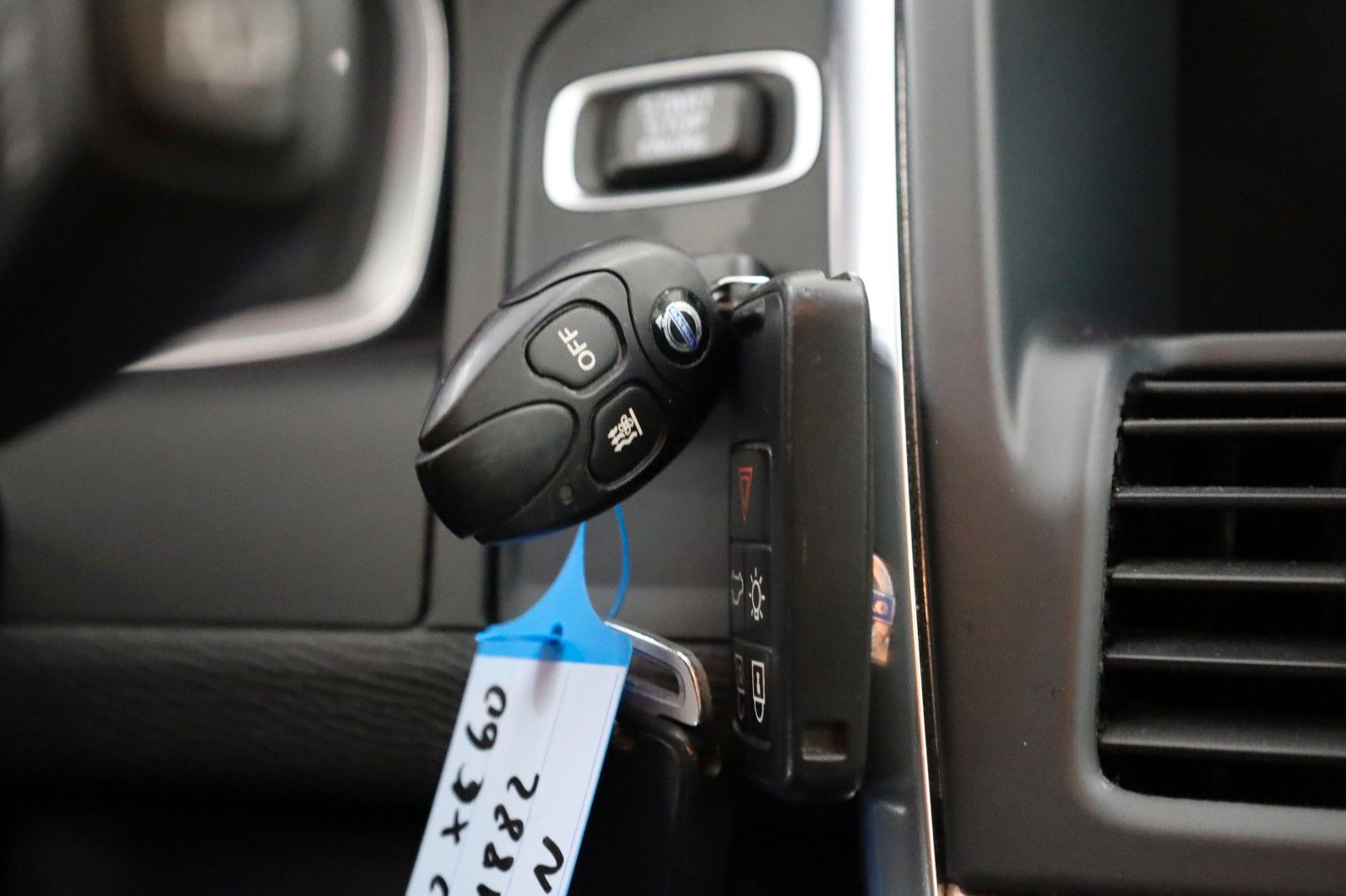 Fahrzeugabbildung Volvo XC60 D5 Momentum AWD Navi,Xenon,Kamera,SH,PDC