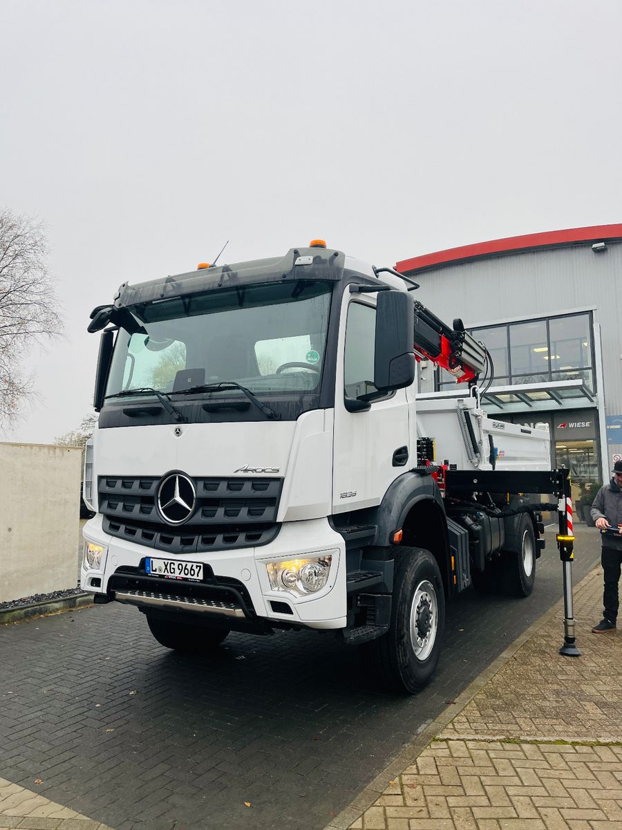 Fahrzeugabbildung Mercedes-Benz Arocs 1835  4x4 Meiller Fassi Kran Kipper