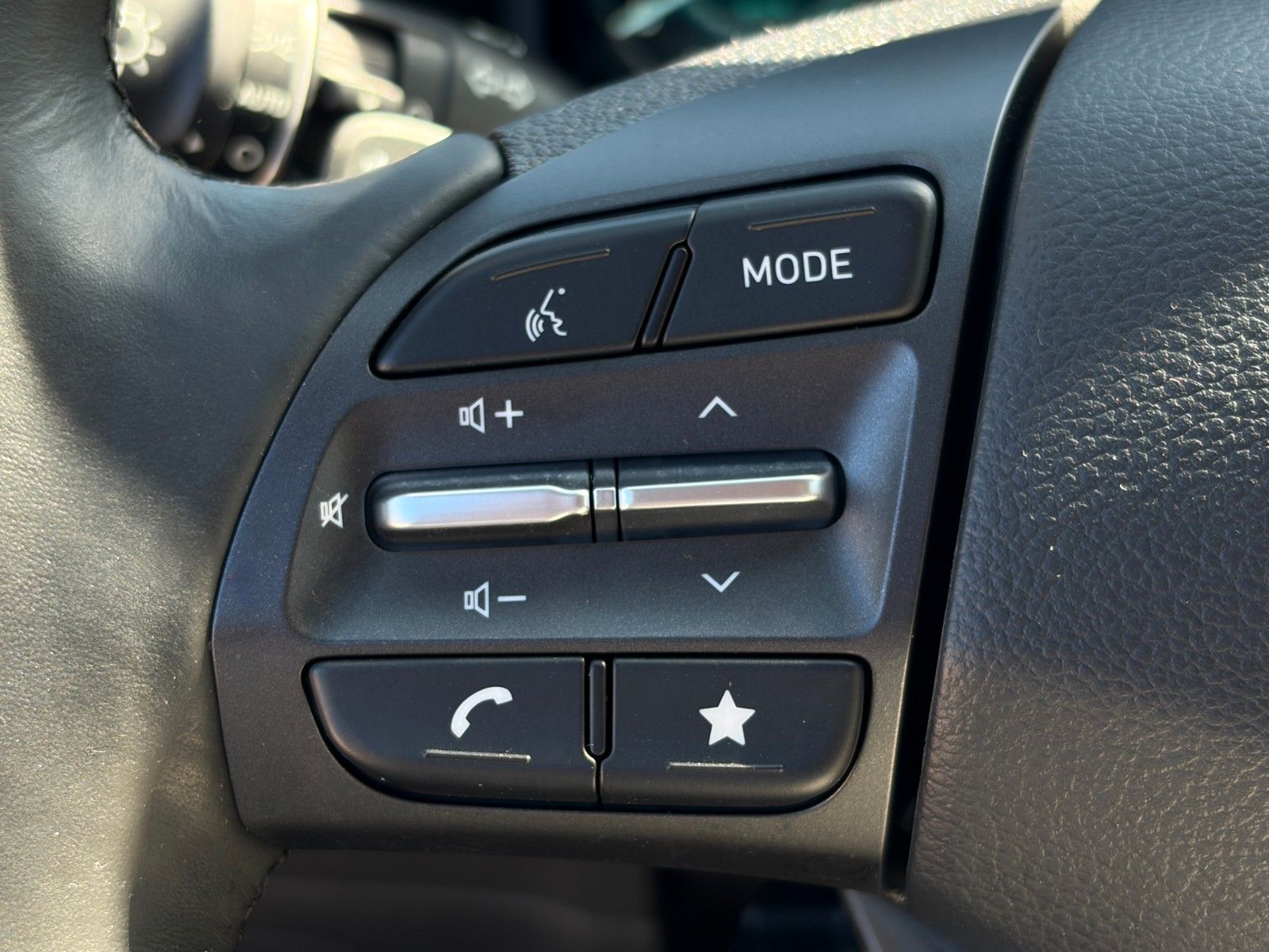 Fahrzeugabbildung Hyundai KONA E Select SHZ LHZ ACC LKA LFA Navi CarPlay