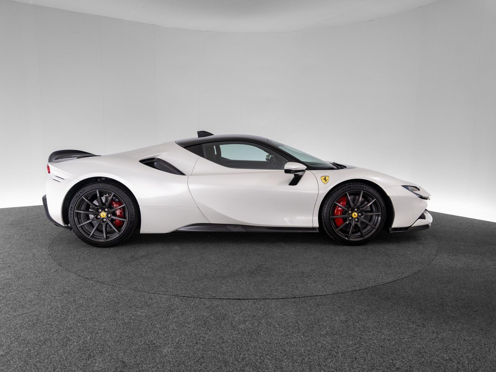 Ferrari SF90 Stradale ASSETTO FIORANO