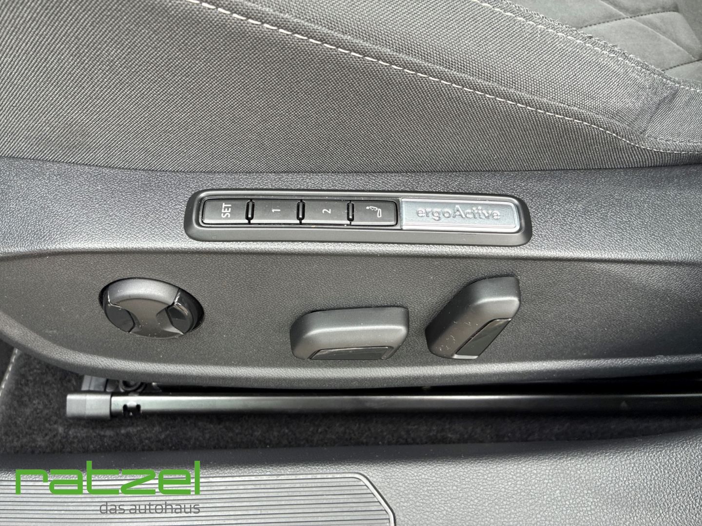 Fahrzeugabbildung Volkswagen Golf VIII Style eTSI DSG LED ergoActive Sitz App
