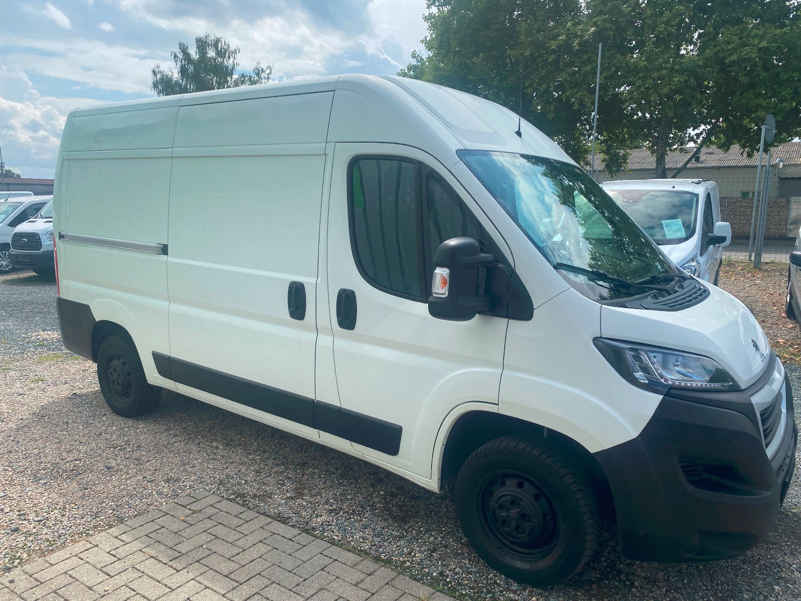 Fahrzeugabbildung Peugeot BoxerKastenHochraum330 L2H2 PremiumBlueHDi,AHK