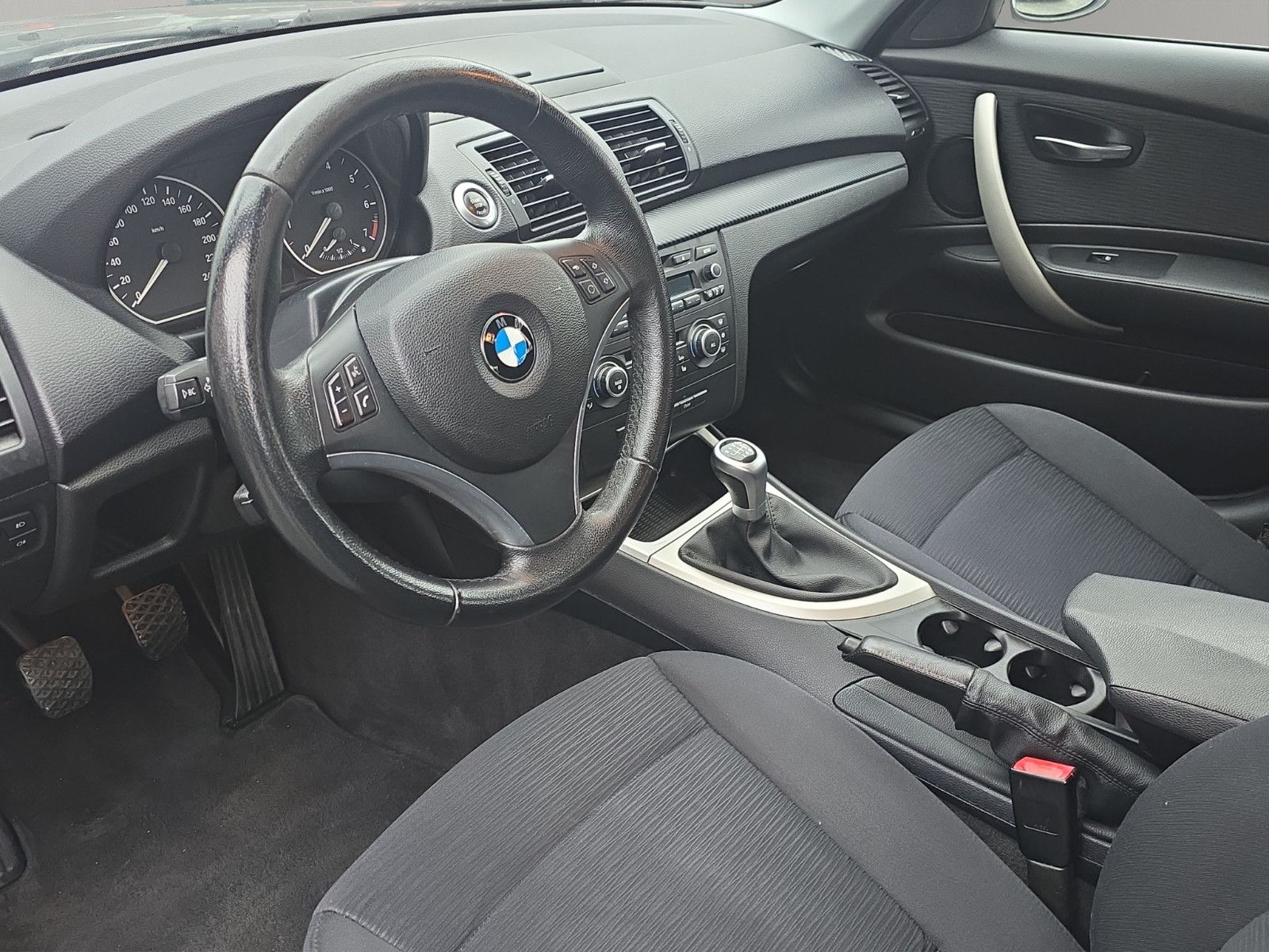 Fahrzeugabbildung BMW 118i 1 Limousine PDC+SHZ+TEMPOMAT+KLIMA