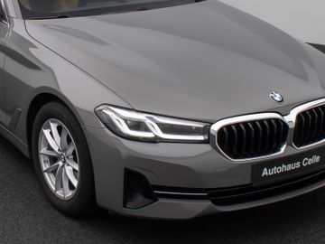 Fahrzeugabbildung BMW 520d Kamera HUD DAB Lenkrhzg Massage AHK Alarm