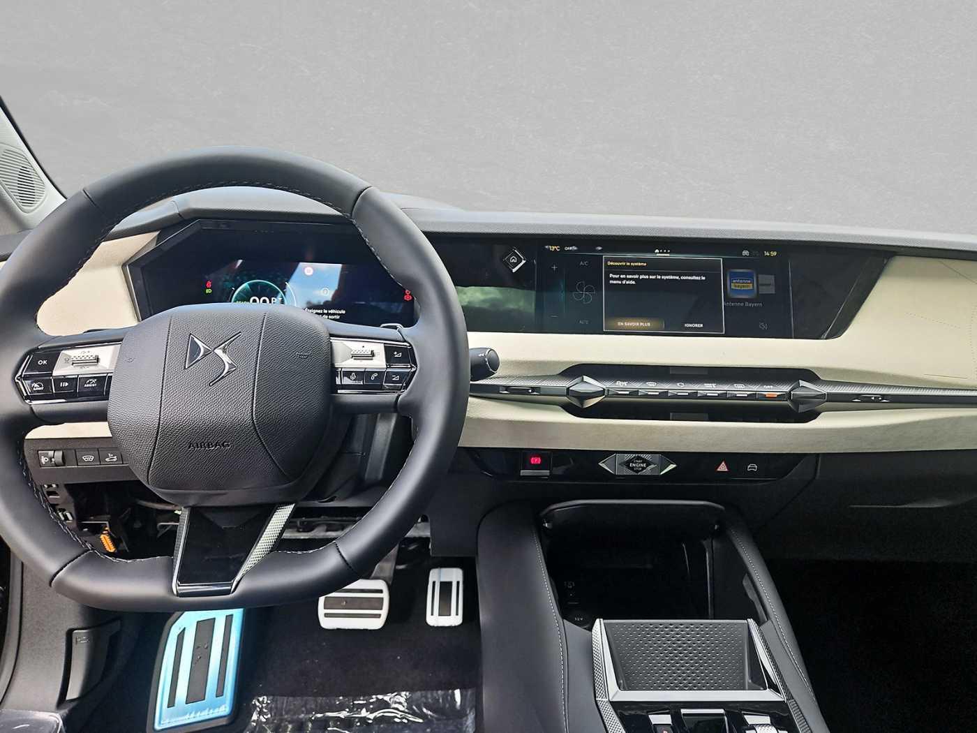 DS Automobiles N°4 E-Tense JULES VERNE Alcantara