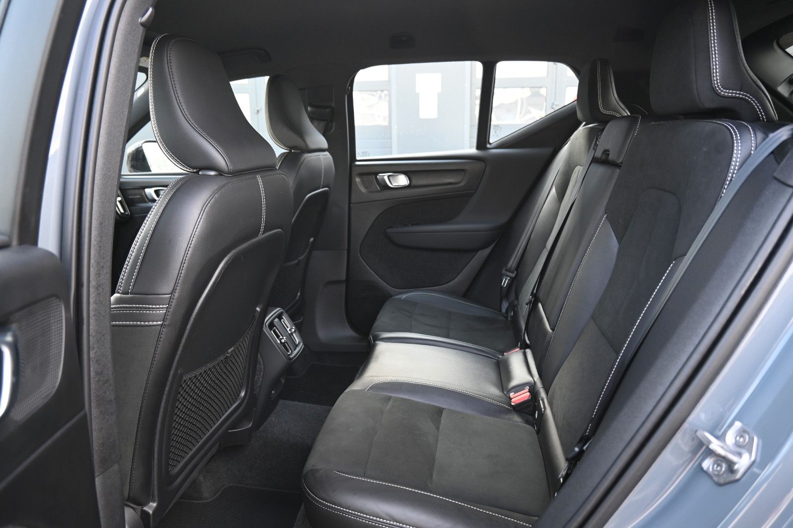 Fahrzeugabbildung Volvo XC40 T3 R-Design Geartronic*LED*H&K*ACC*NAV*CAM