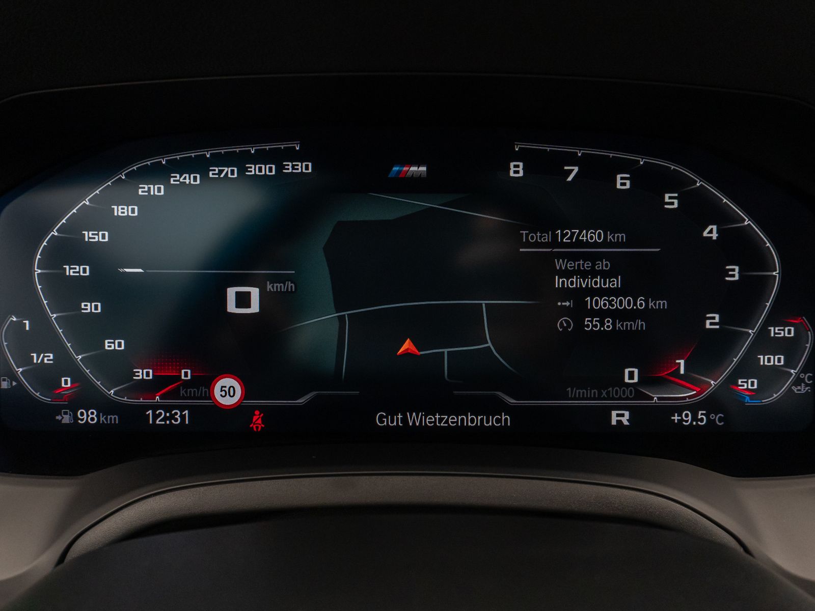 Fahrzeugabbildung BMW 330i HUD DAB CockPitPro DrivAssist PDC LED Alarm