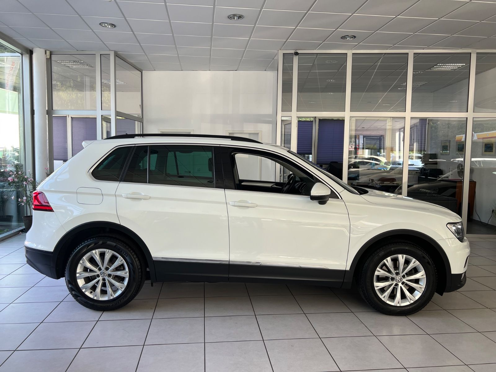 Fahrzeugabbildung Volkswagen Tiguan 1.4TSI DSG Comfortline *LED*NAVI* 1.HAND*