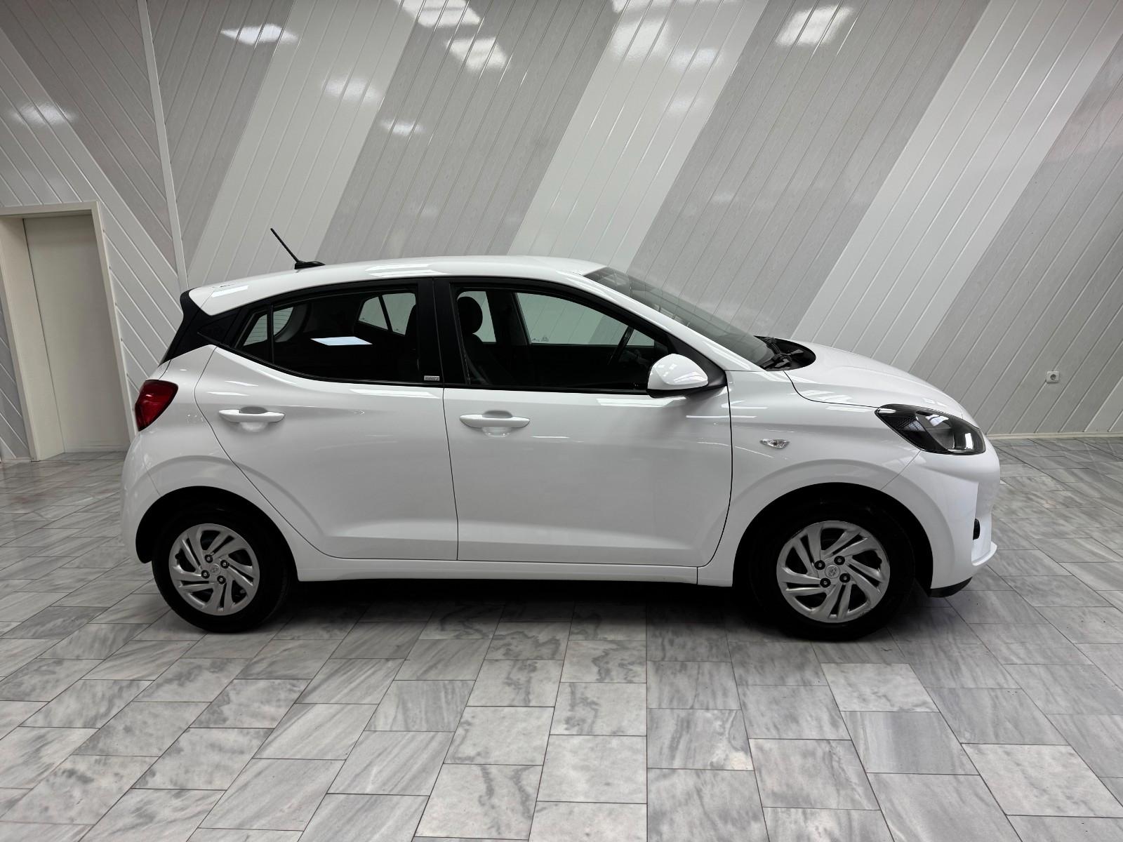 Hyundai i10 1.0 5-türig Select 8x bereift