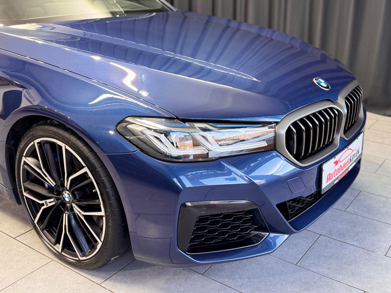 Fahrzeugabbildung BMW M550i Lim. xDrive|LASER|HEAD-UP|AHK|SCHIEBEDACH|