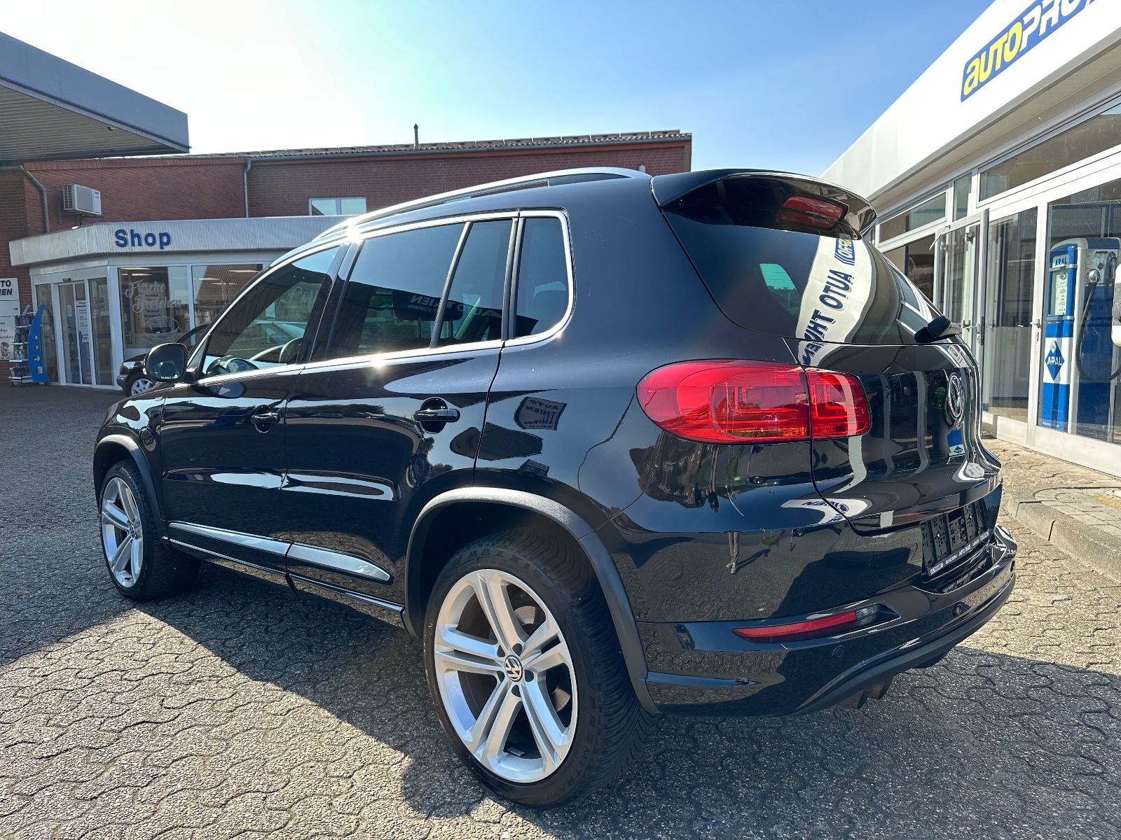 Fahrzeugabbildung Volkswagen Tiguan 1.4 TSI R-Line AHK/Navi/GRA/SHZG