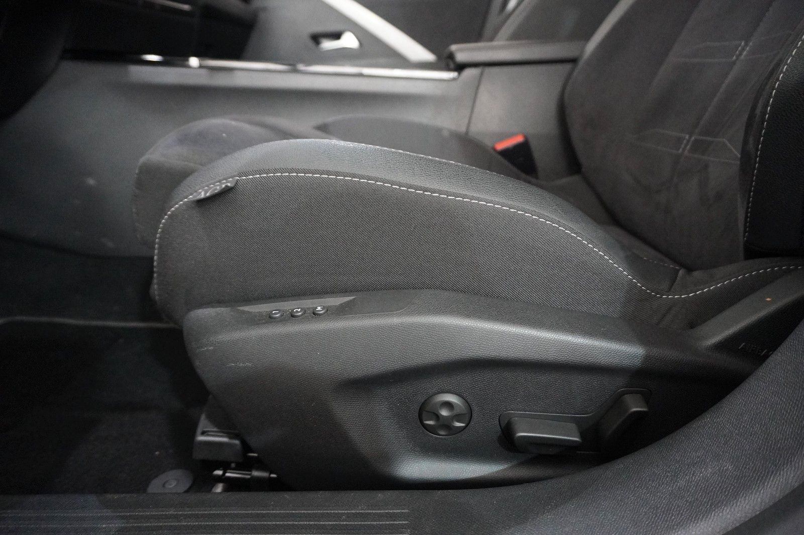Fahrzeugabbildung Opel Astra L Lim. 1.6 HYBRID GS SPORT NAVI/360°/SPORT
