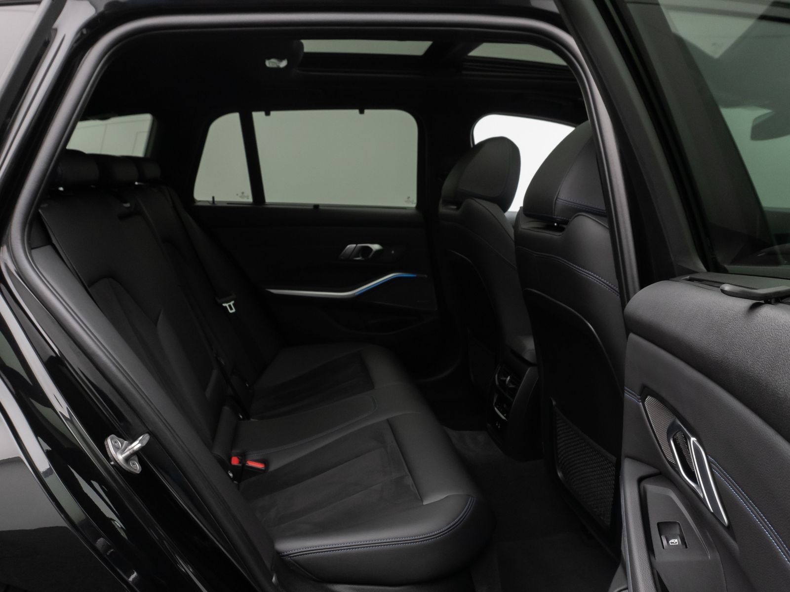 Fahrzeugabbildung BMW 330e xD M Sport Panorama Kamera HUD DAB H/K AHK