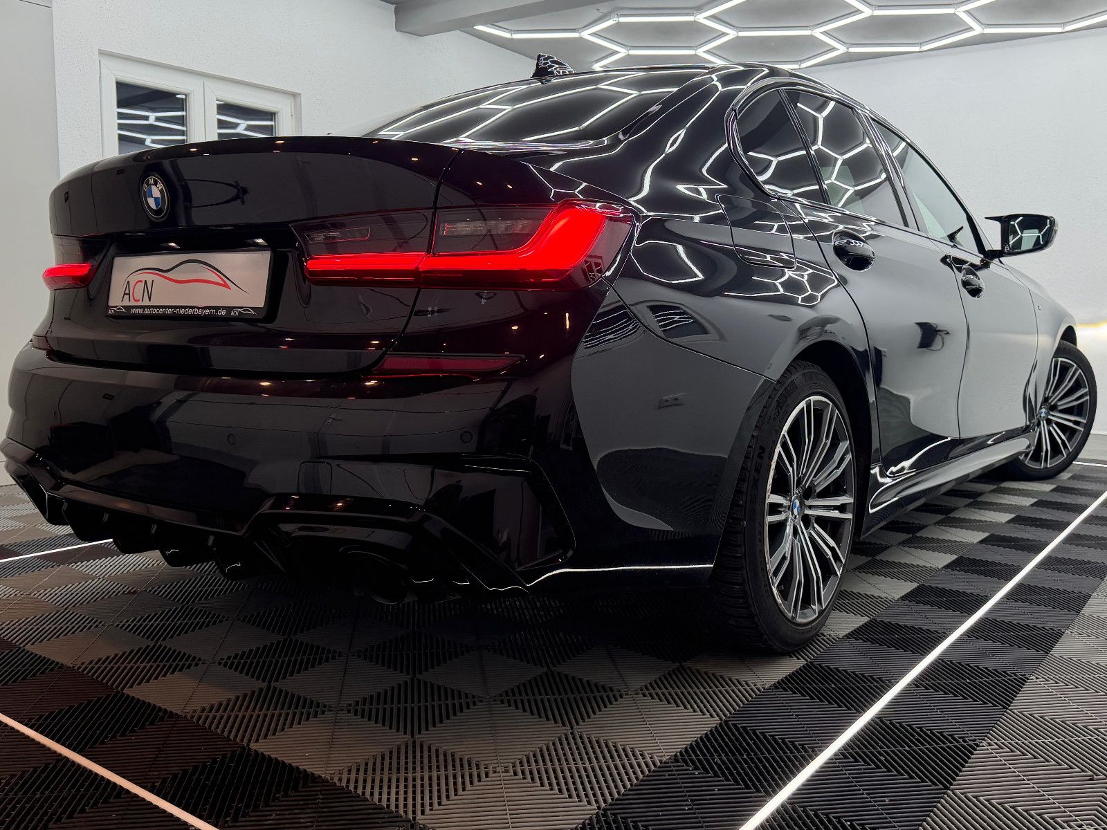 Fahrzeugabbildung BMW 330i xDrive M-SPORT/LIVE COC/HiFi/DEUTSCH