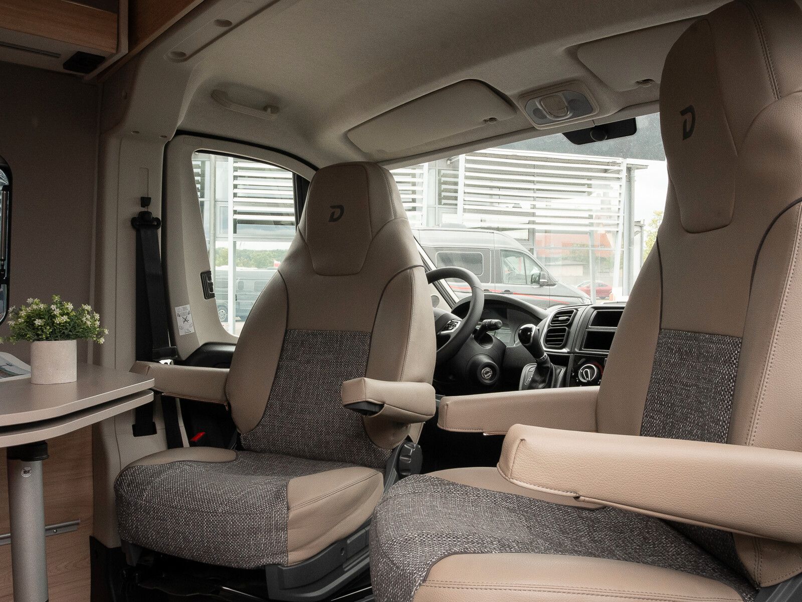 Fahrzeugabbildung Dethleffs Globetrail 600 DK Fiat Heckauszug/Rahmenfenster