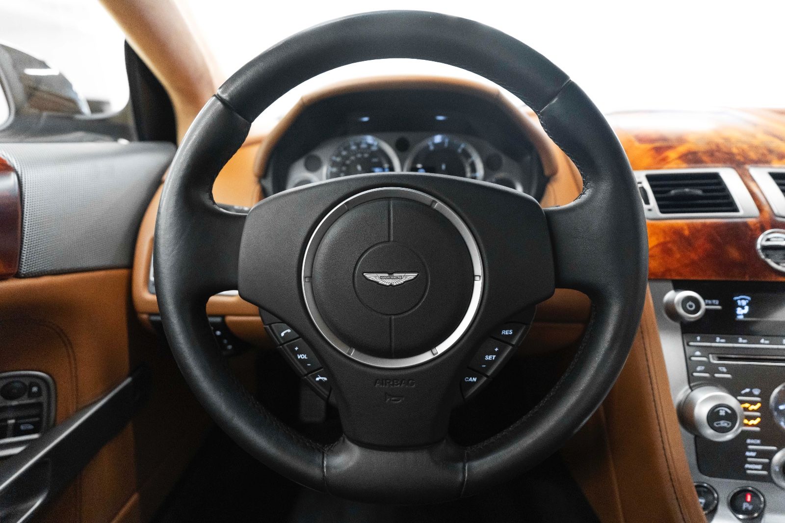 Fahrzeugabbildung Aston Martin DB9 Coupe Schalter 1/385 Sportpaket