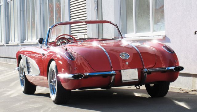 Vehicle photo 13