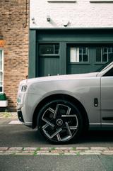 Rolls-Royce Cullinan Black Badge / 4 Seat / On Stock - graue Rolls-Royce Cullinan