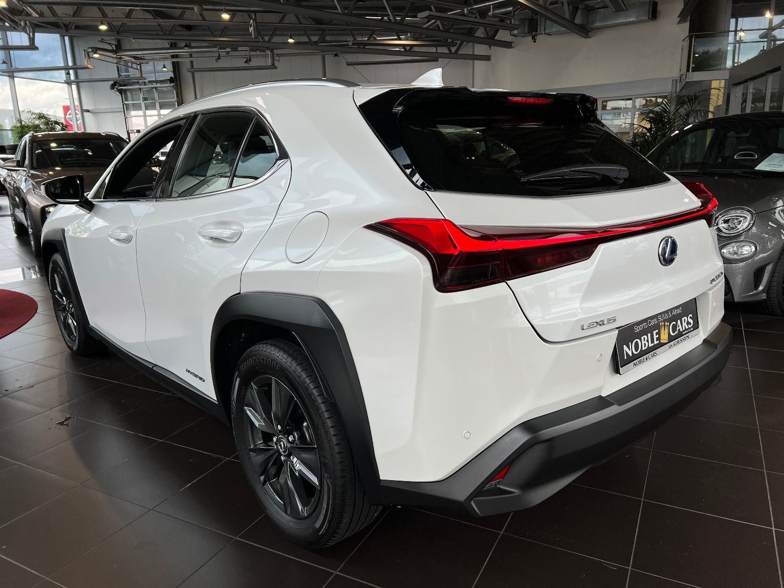 Fahrzeugabbildung Lexus UX 250h Launch Edition ACC RFK LED NAV