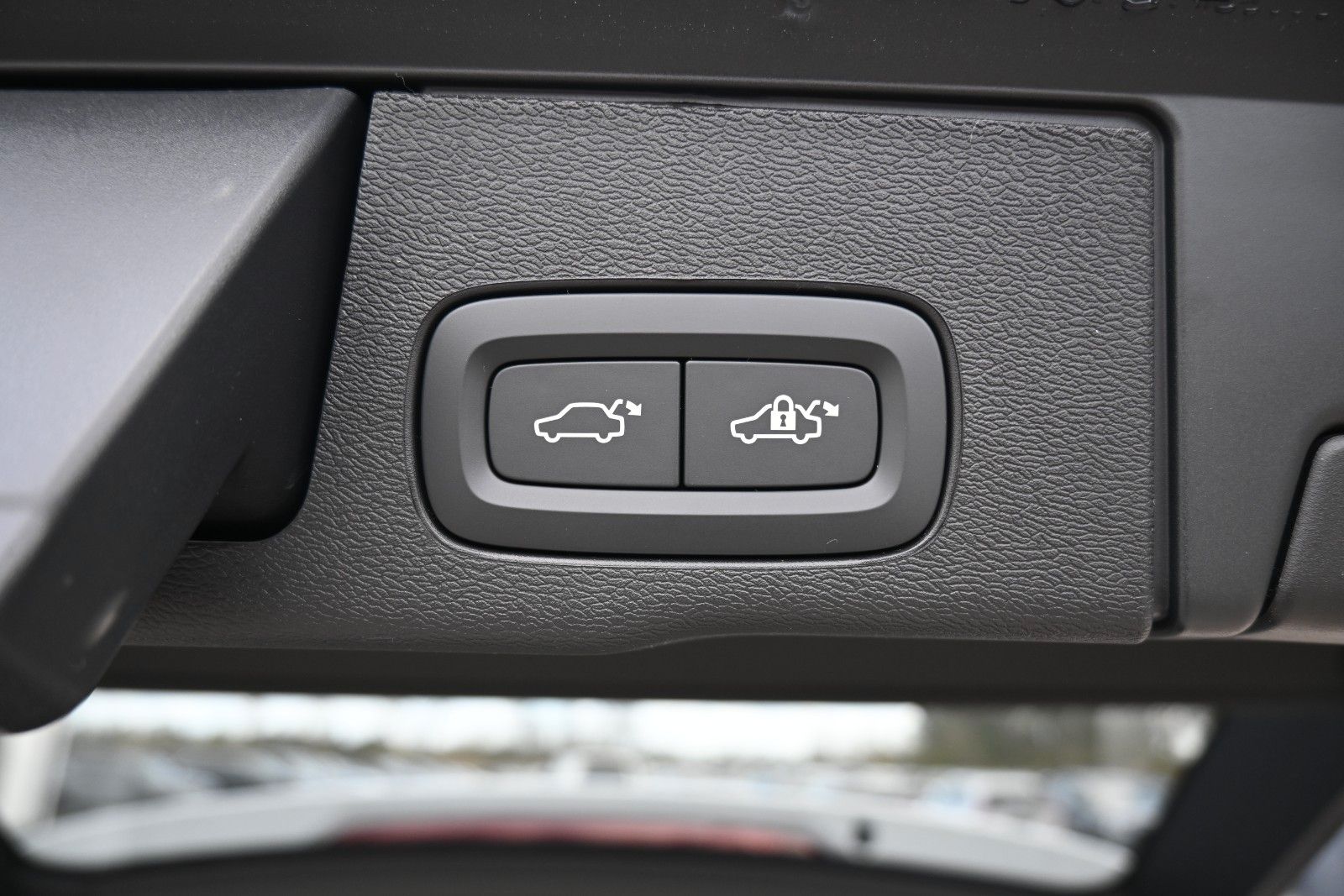 Fahrzeugabbildung Volvo XC60 B5 AWD Ultra Dark*LUFT*360°*ACC*B&W*AHK