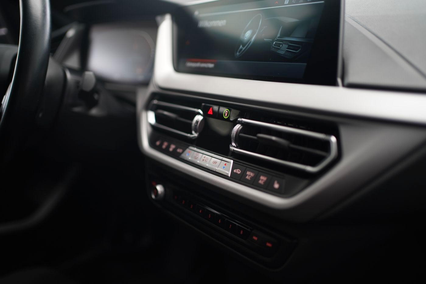 Fahrzeugabbildung BMW 118iA Advantage +LiveCockpitProf+Multi-Sport-Len