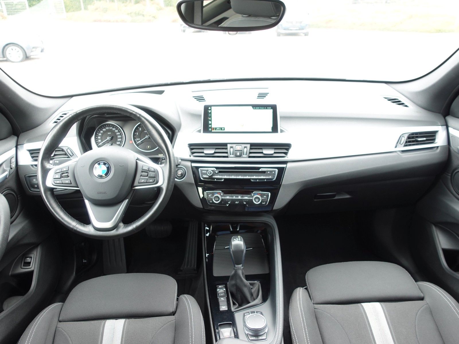 Fahrzeugabbildung BMW X1 xDrive20i A Sport Line I.Hd/AHK/LED/HeadUp/18