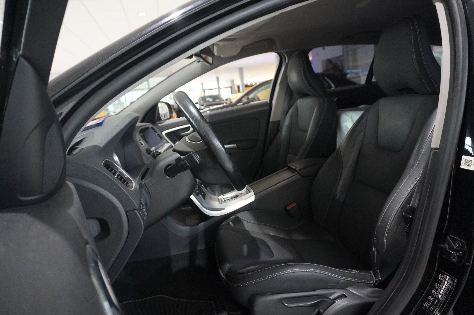 Fahrzeugabbildung Volvo V60 Kombi D4 R-DESIGN NAVI/LED/SHZPDC/AHK