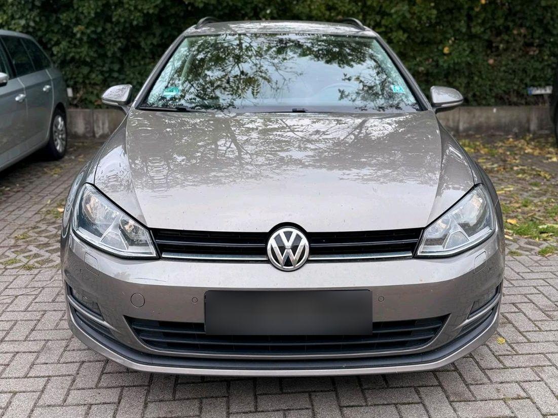 Volkswagen Golf 2015 — rear view