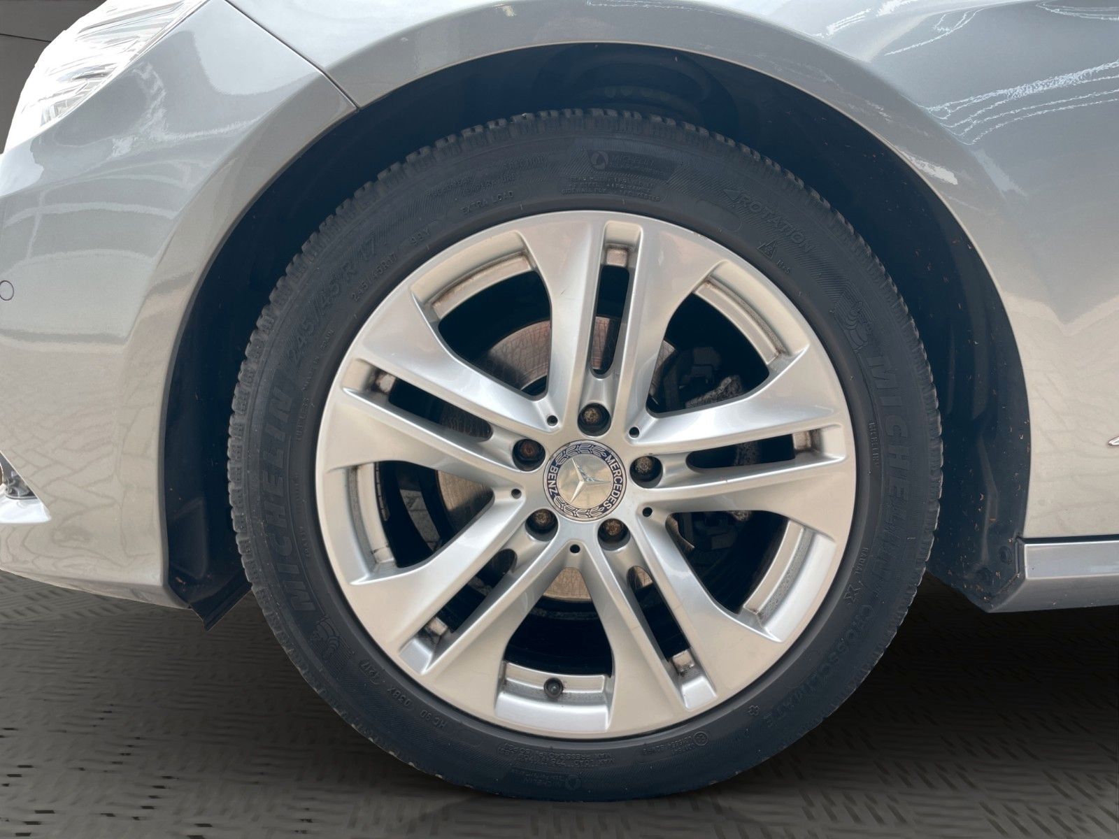 Fahrzeugabbildung Mercedes-Benz E 220 CDI Lim.*Bi-Xen*Standhz*Tempomat*PDC