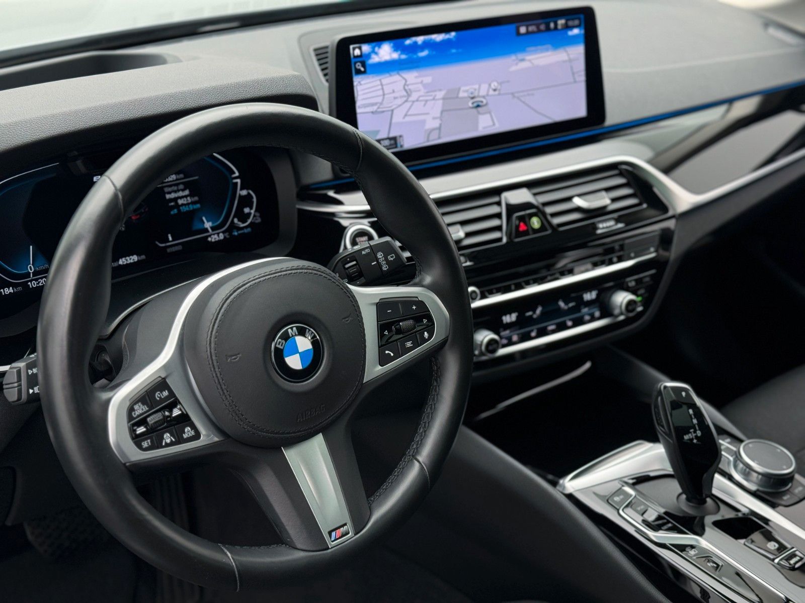 Fahrzeugabbildung BMW 530e xD Kamera DAB Laser ACC Komfort HUD Panoram